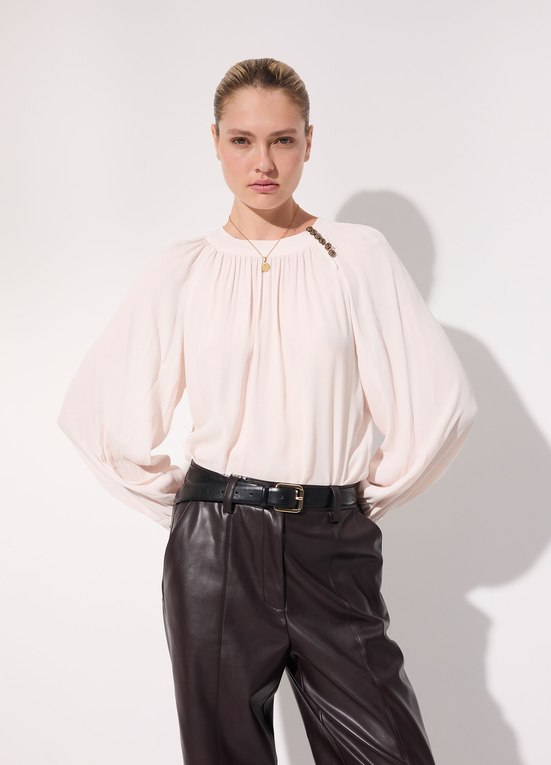 Blusa a pieghe in viscosa crêpe donna_1