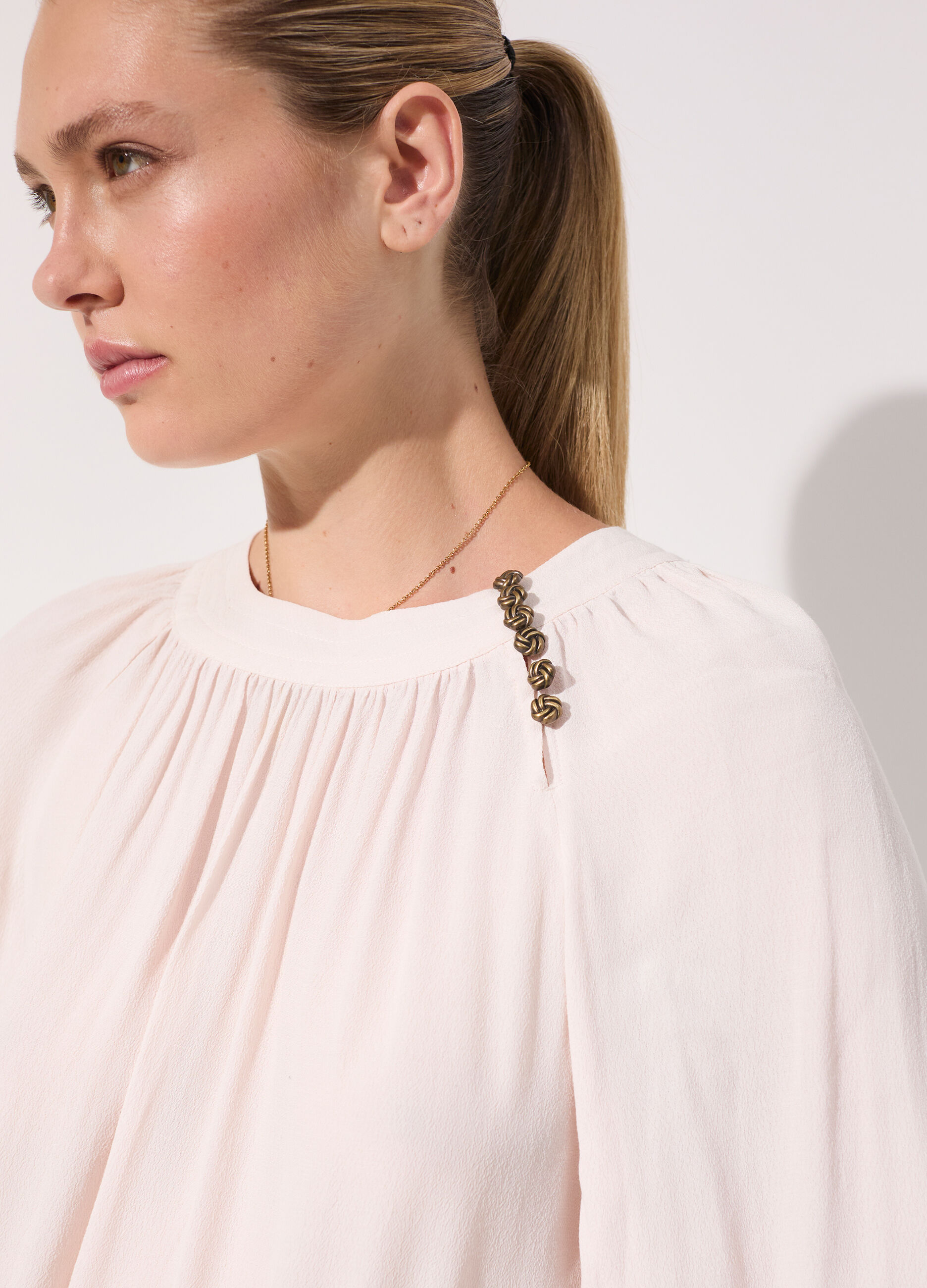 Blusa a pieghe in viscosa crêpe donna_3