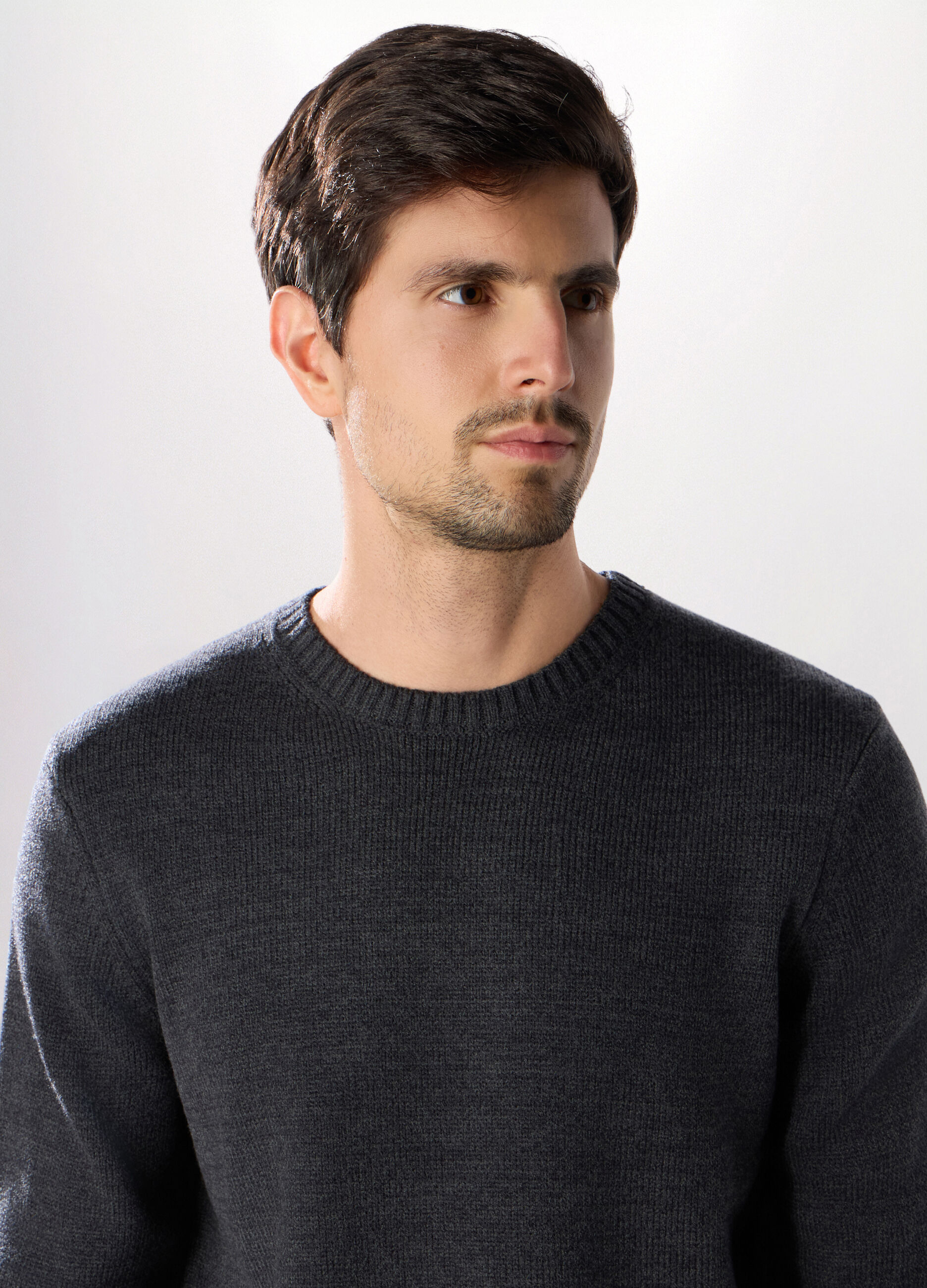 Maglione girocollo a maglia rasata uomo_2