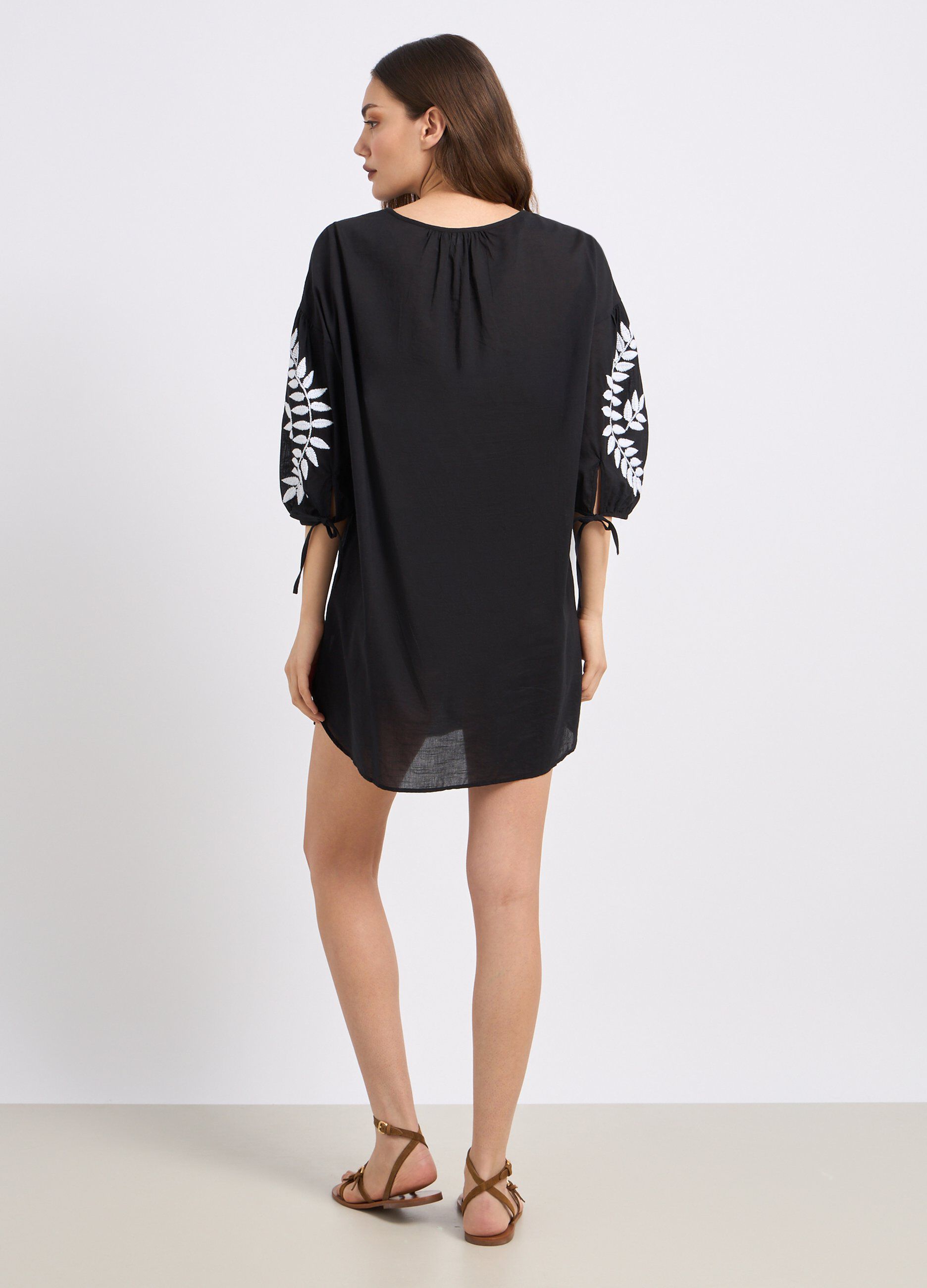 Copricostume corto in misto cotone con ricami donna_1