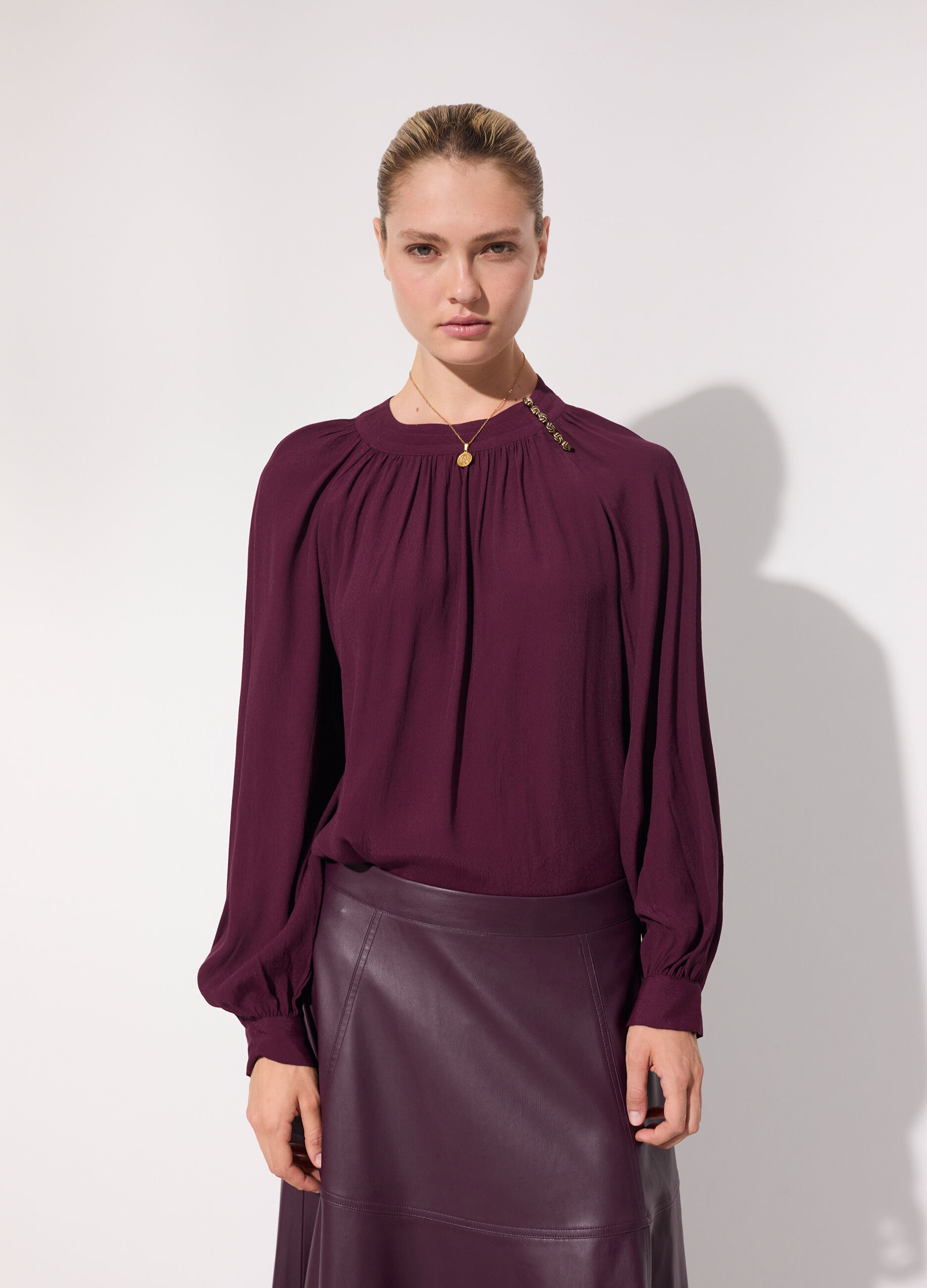 Blusa a pieghe con maniche a sbuffo donna_1