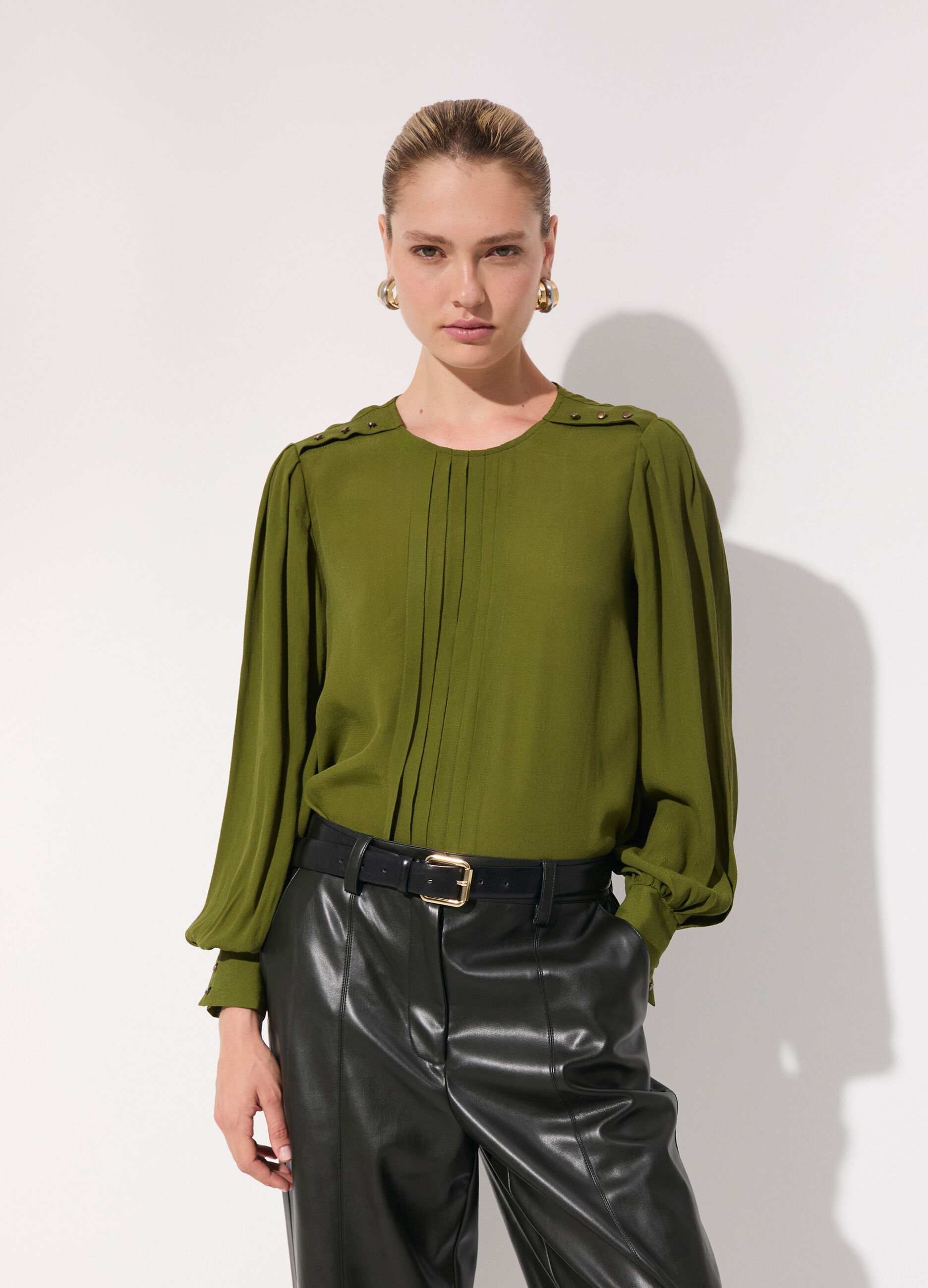 Blusa a pieghe con maniche a sbuffo donna_1