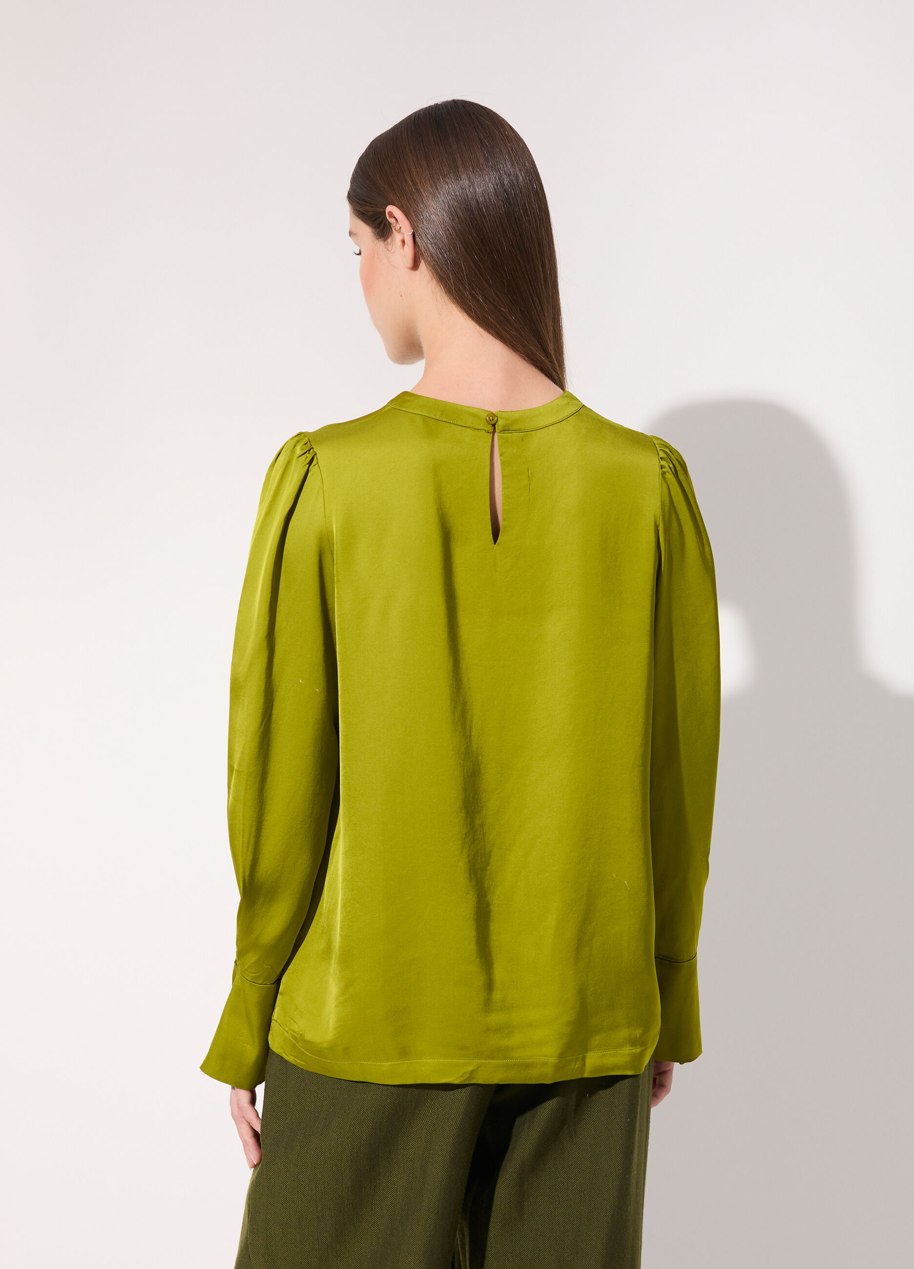 Blusa in viscosa crêpe con maniche a sbuffo donna_2