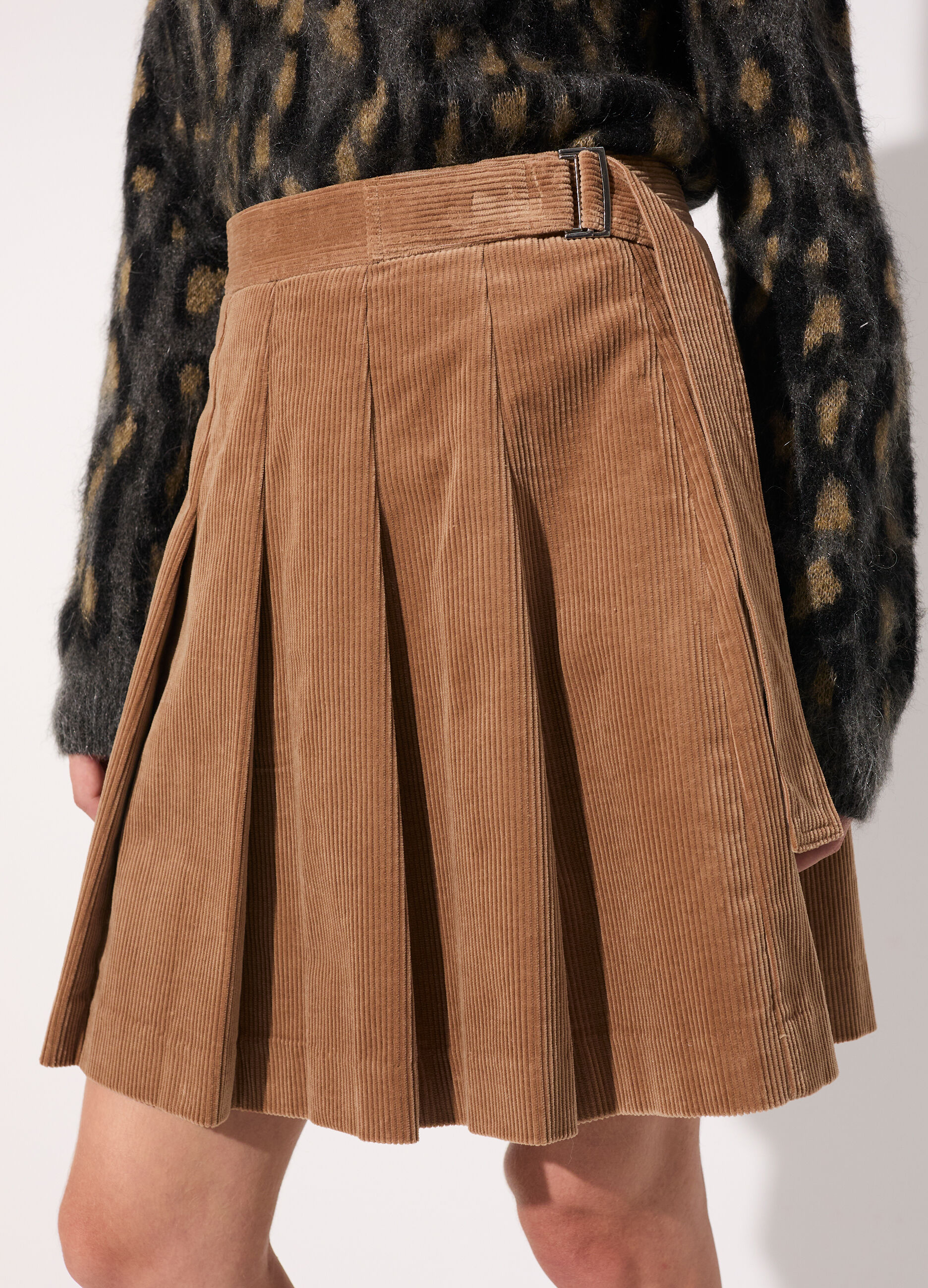 Gonna corta a pieghe in velluto corduroy donna_3