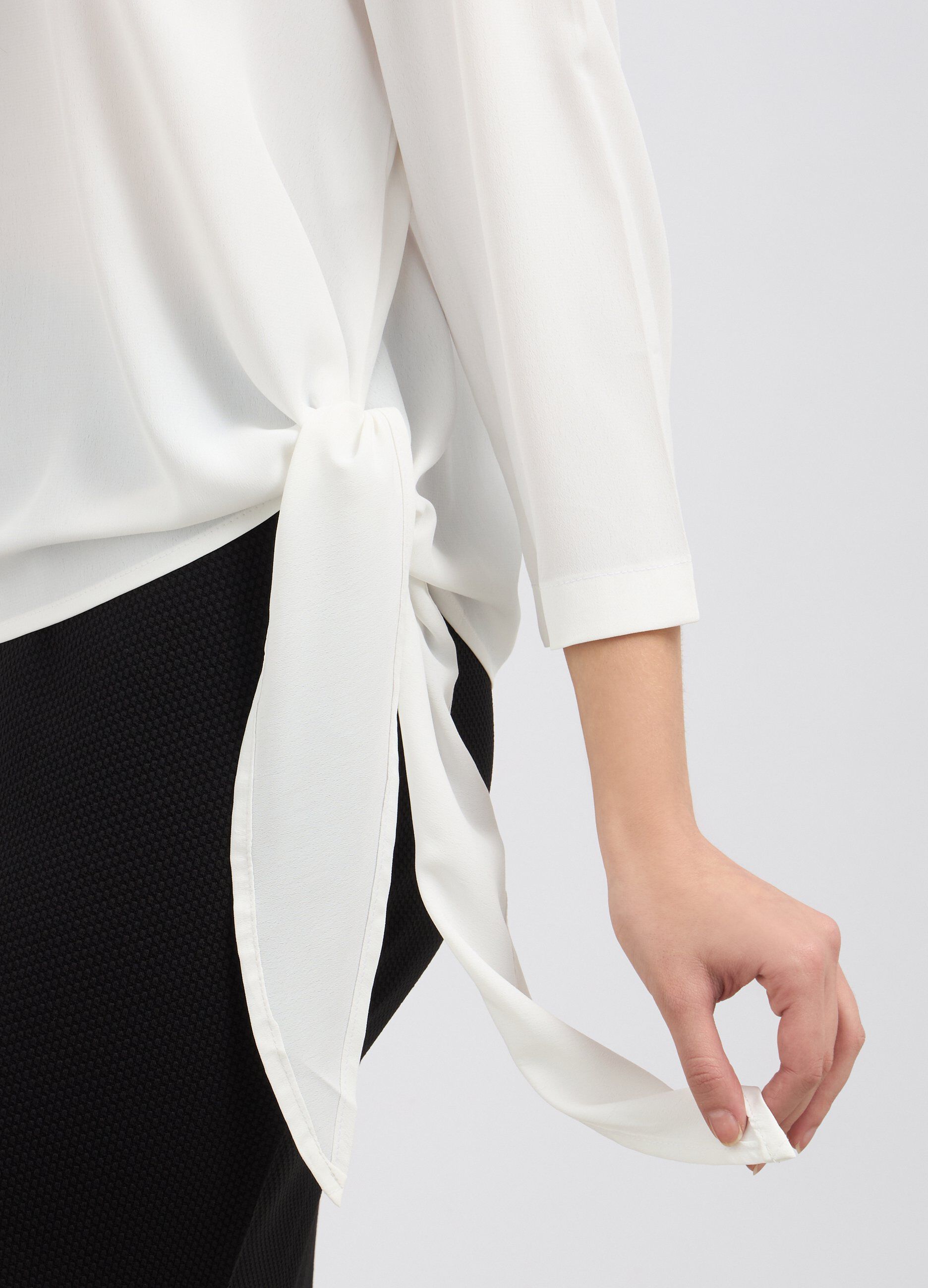 Blusa con nodo laterale donna_2