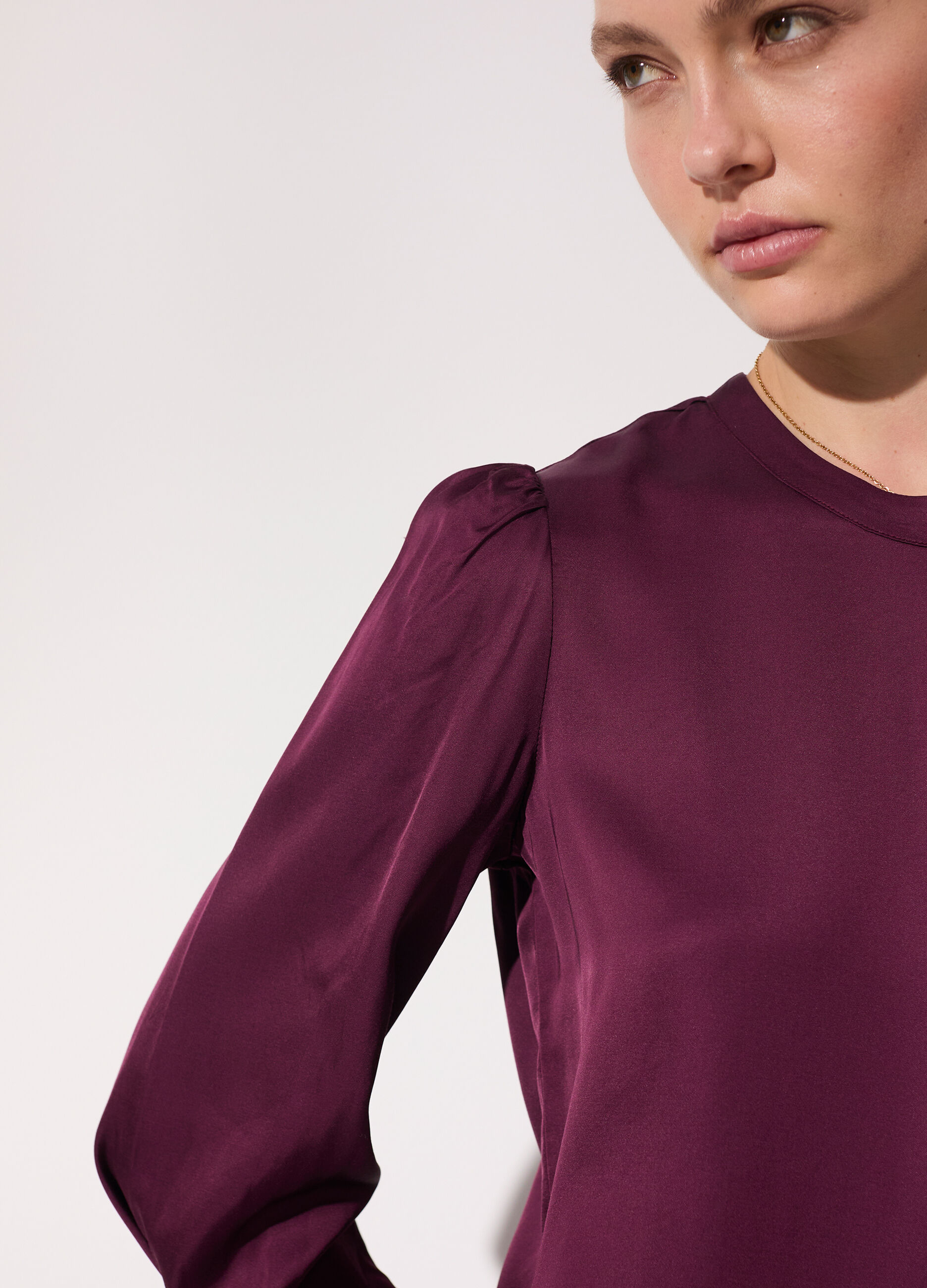 Blusa in viscosa crêpe con maniche a sbuffo donna_3