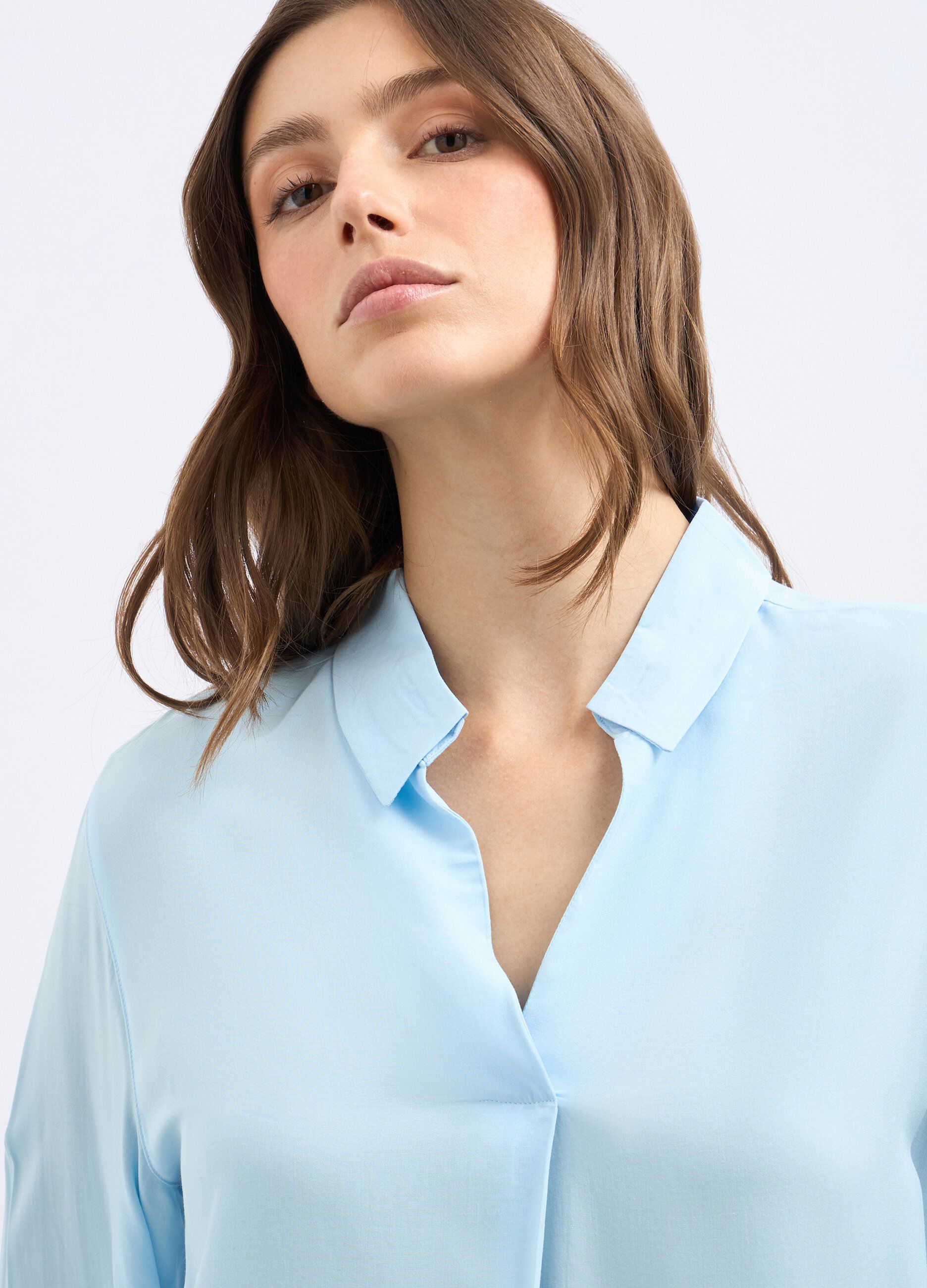 Blusa con scollo a V donna_2