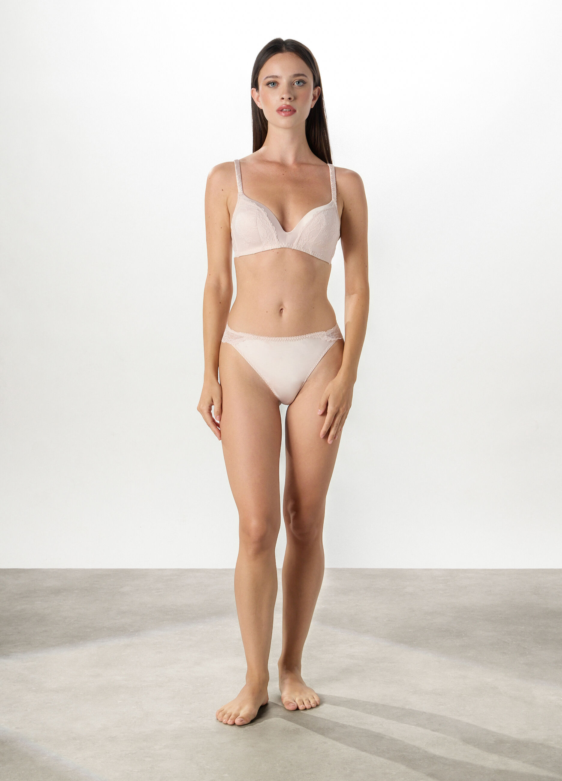 Brasiliana con ricami in pizzo_0