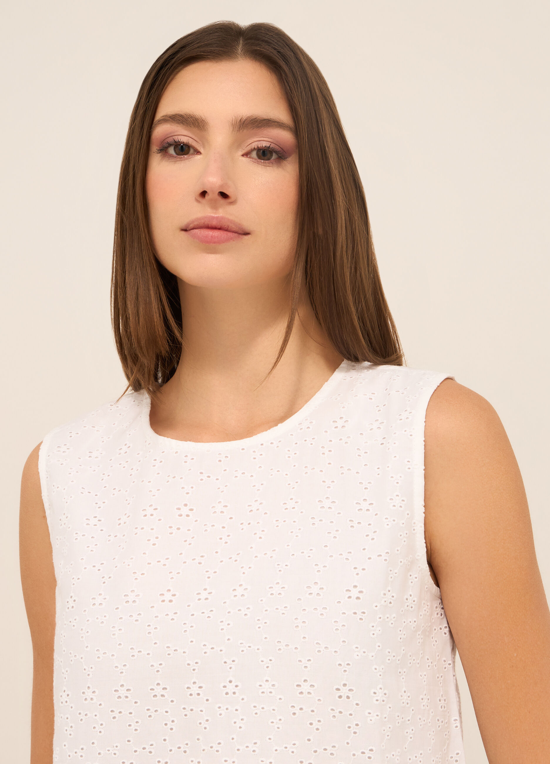 Blusa smanicata in puro cotone con ricamo donna_2