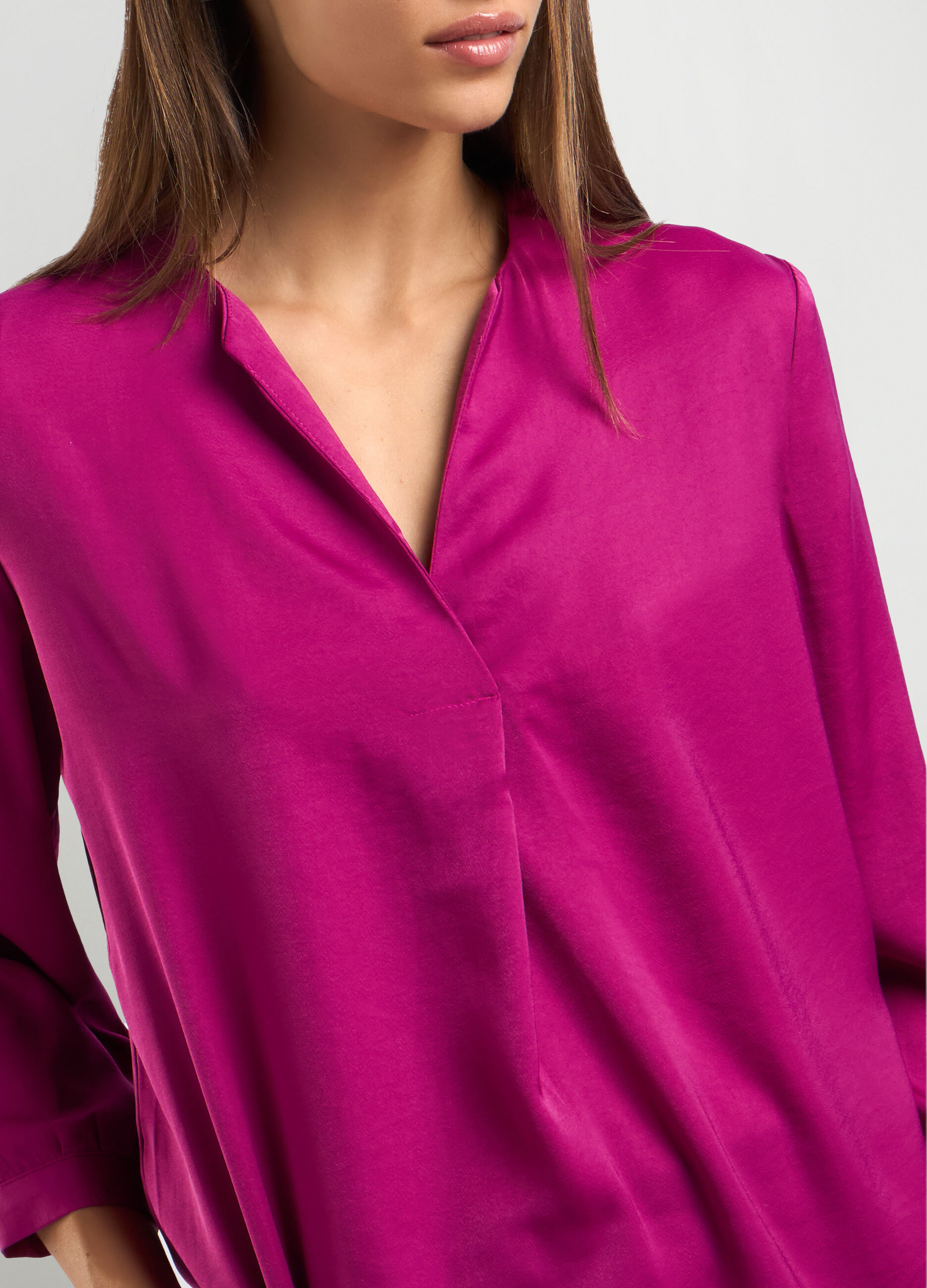Blusa in raso con scollo a V donna_2