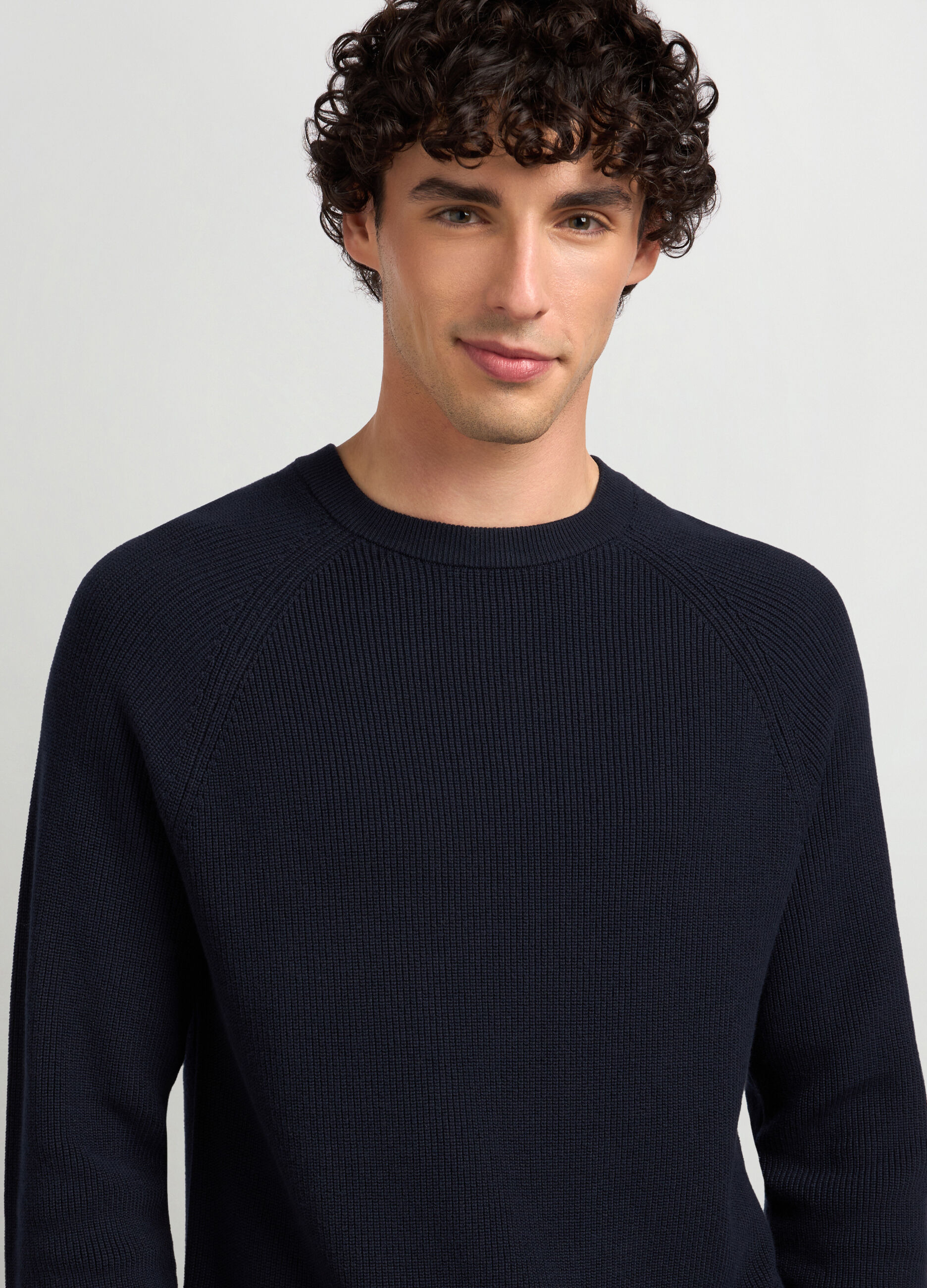 Maglione girocollo a costa inglese in puro cotone uomo_2