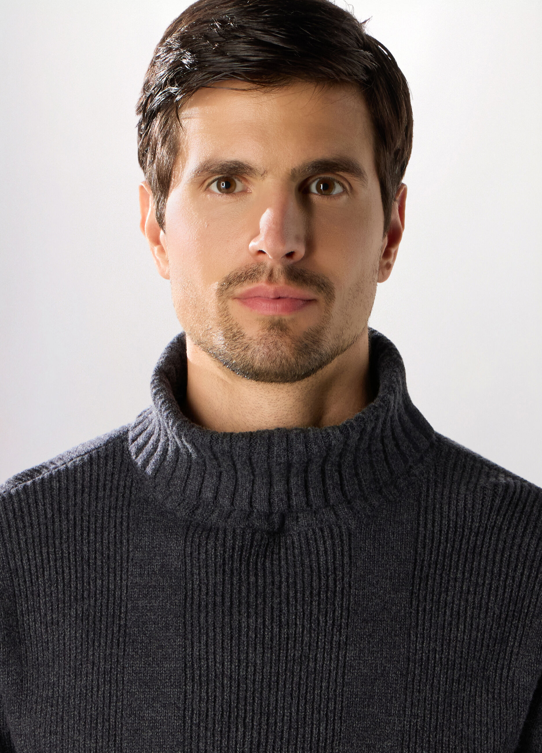 Maglione dolcevita a coste uomo_2