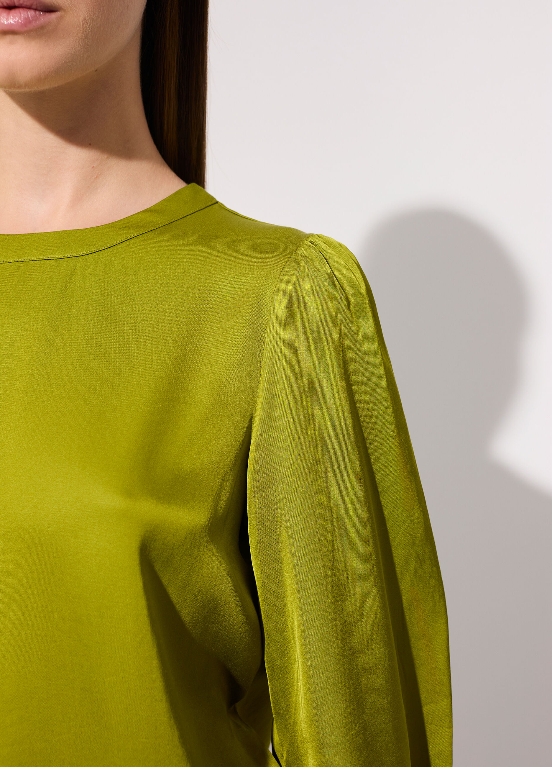 Blusa in viscosa crêpe con maniche a sbuffo donna_3