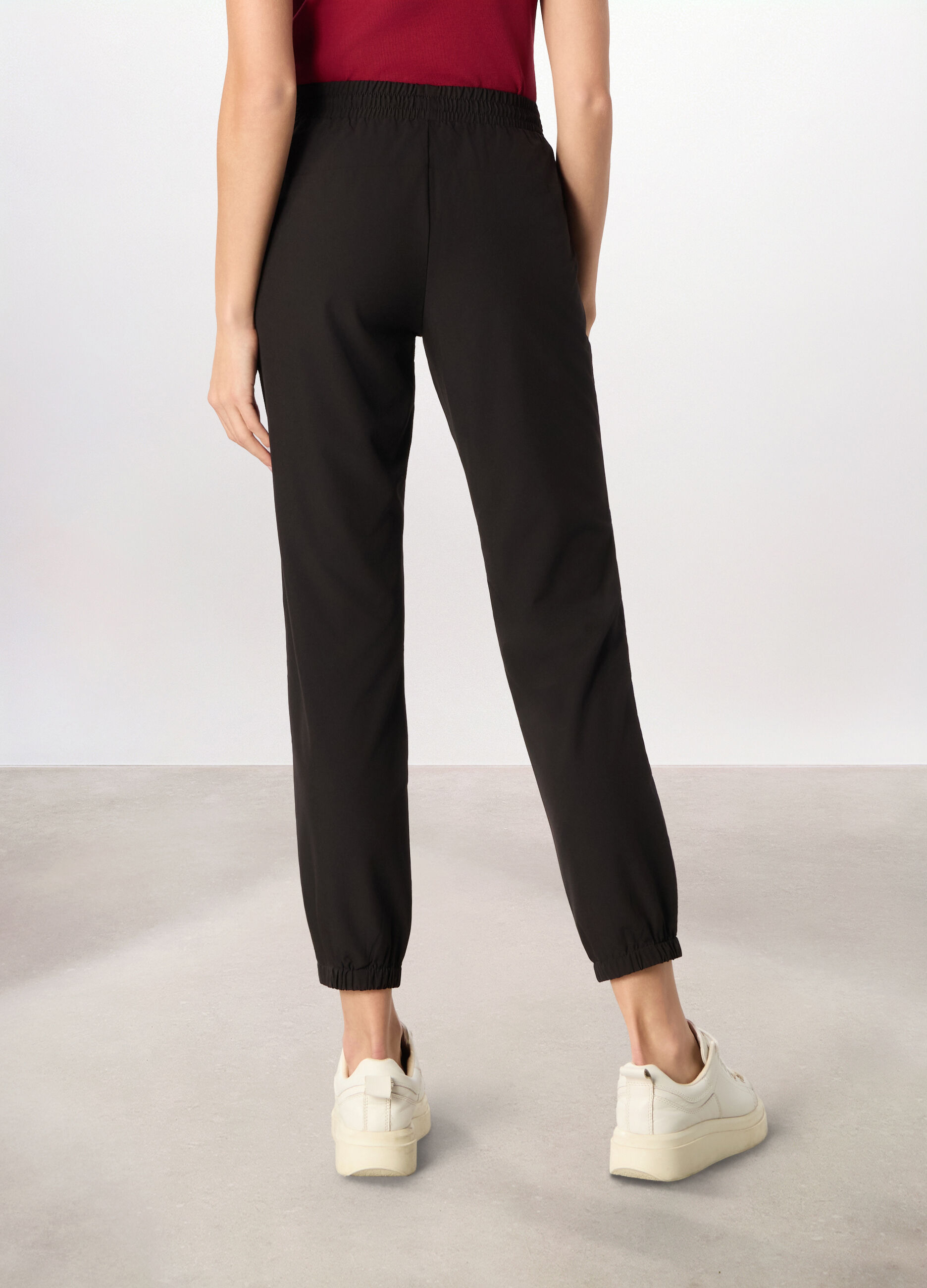 Jogger stretch Holistic fitness donna_1