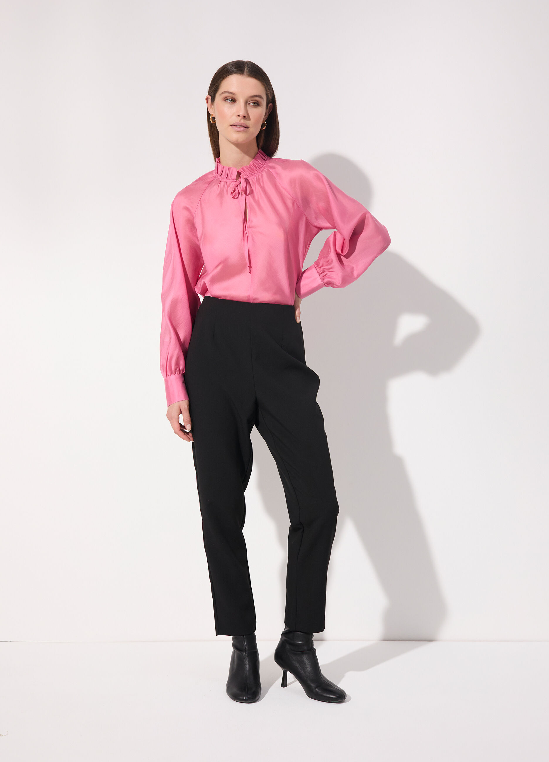 Blusa in raso con colletto ruffle donna_0