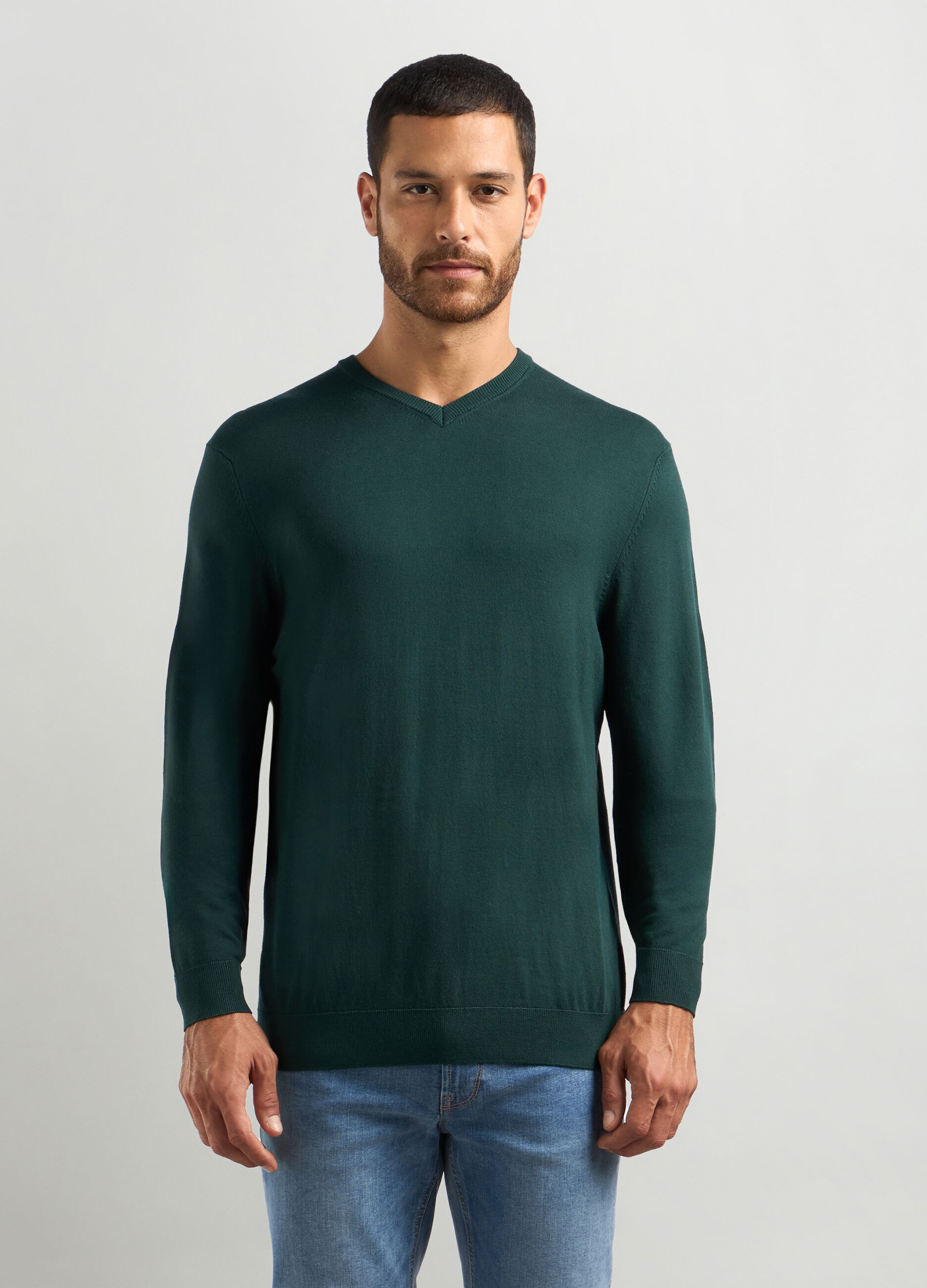 Maglione collo a V in maglia rasata uomo_0