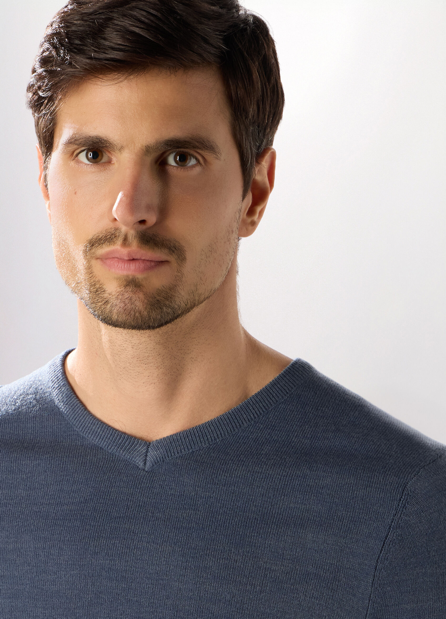 Maglione collo a V a maglia rasata uomo_2