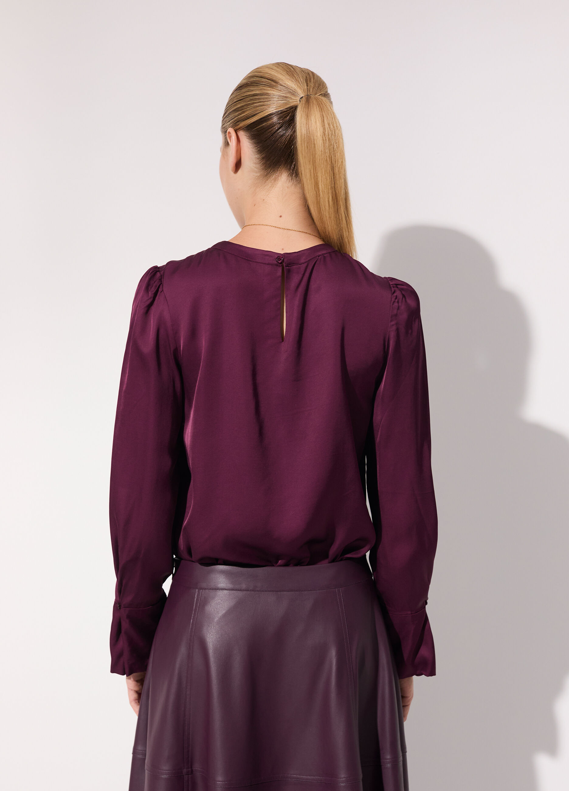 Blusa in viscosa crêpe con maniche a sbuffo donna_2