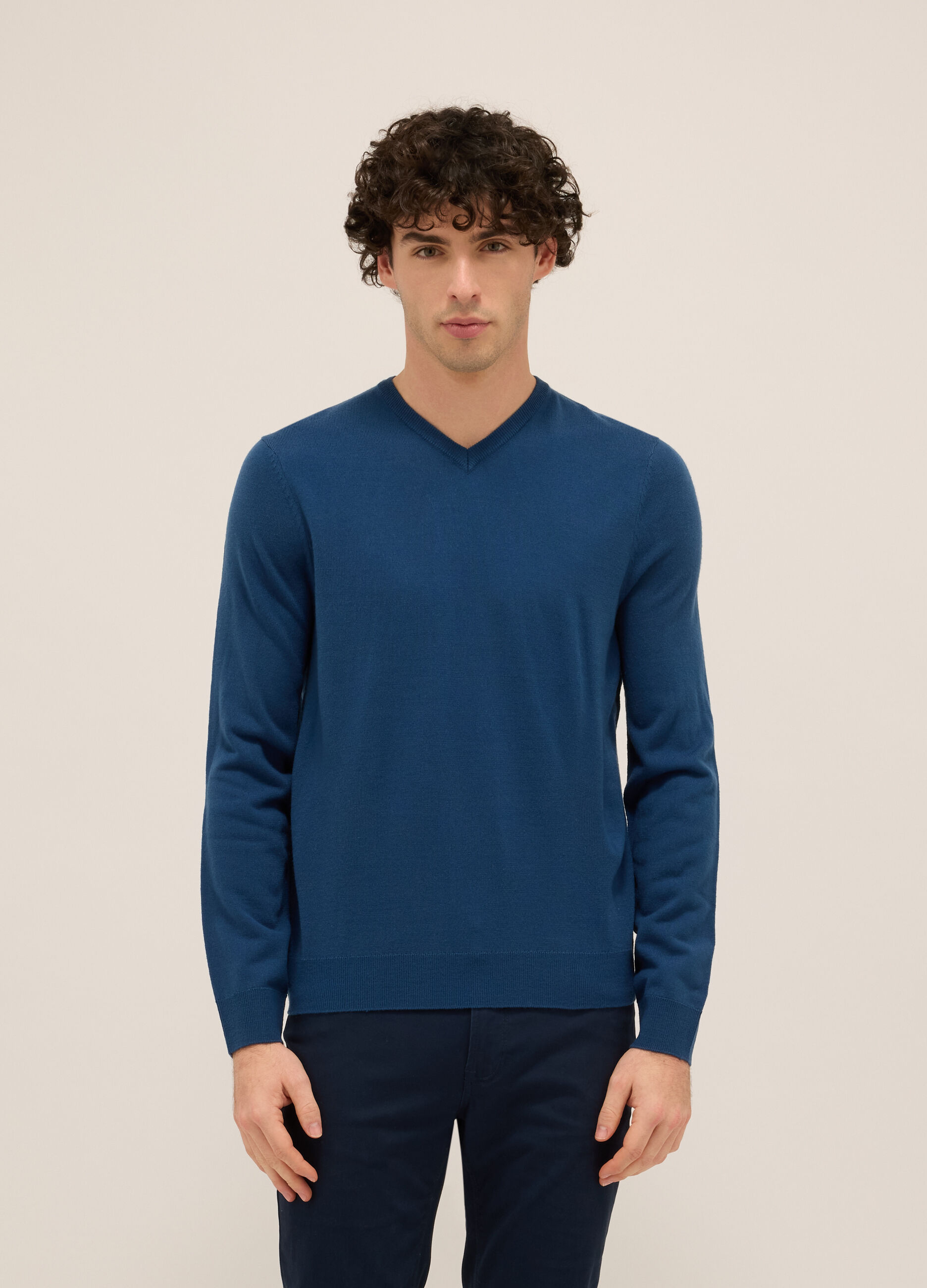 Maglione collo a V in maglia rasata uomo_0