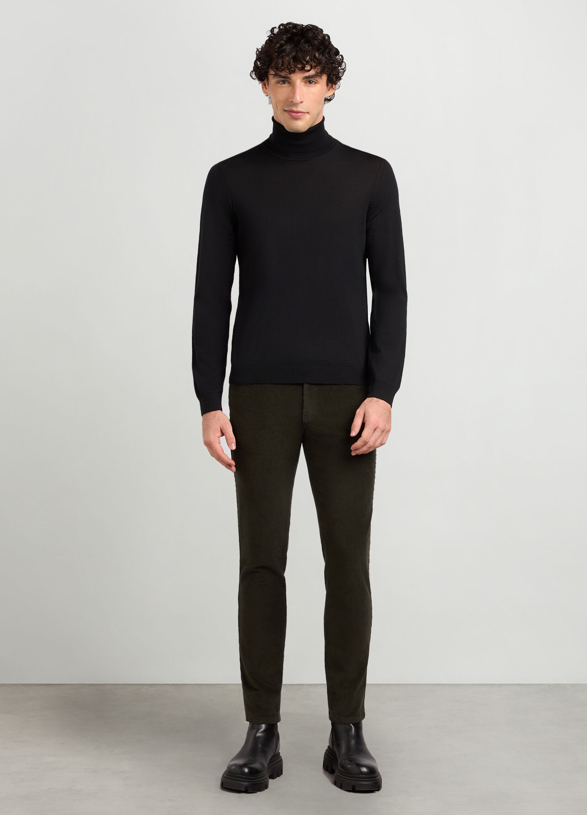 Pantaloni 5 tasche slim fit in velluto a coste uomo_0