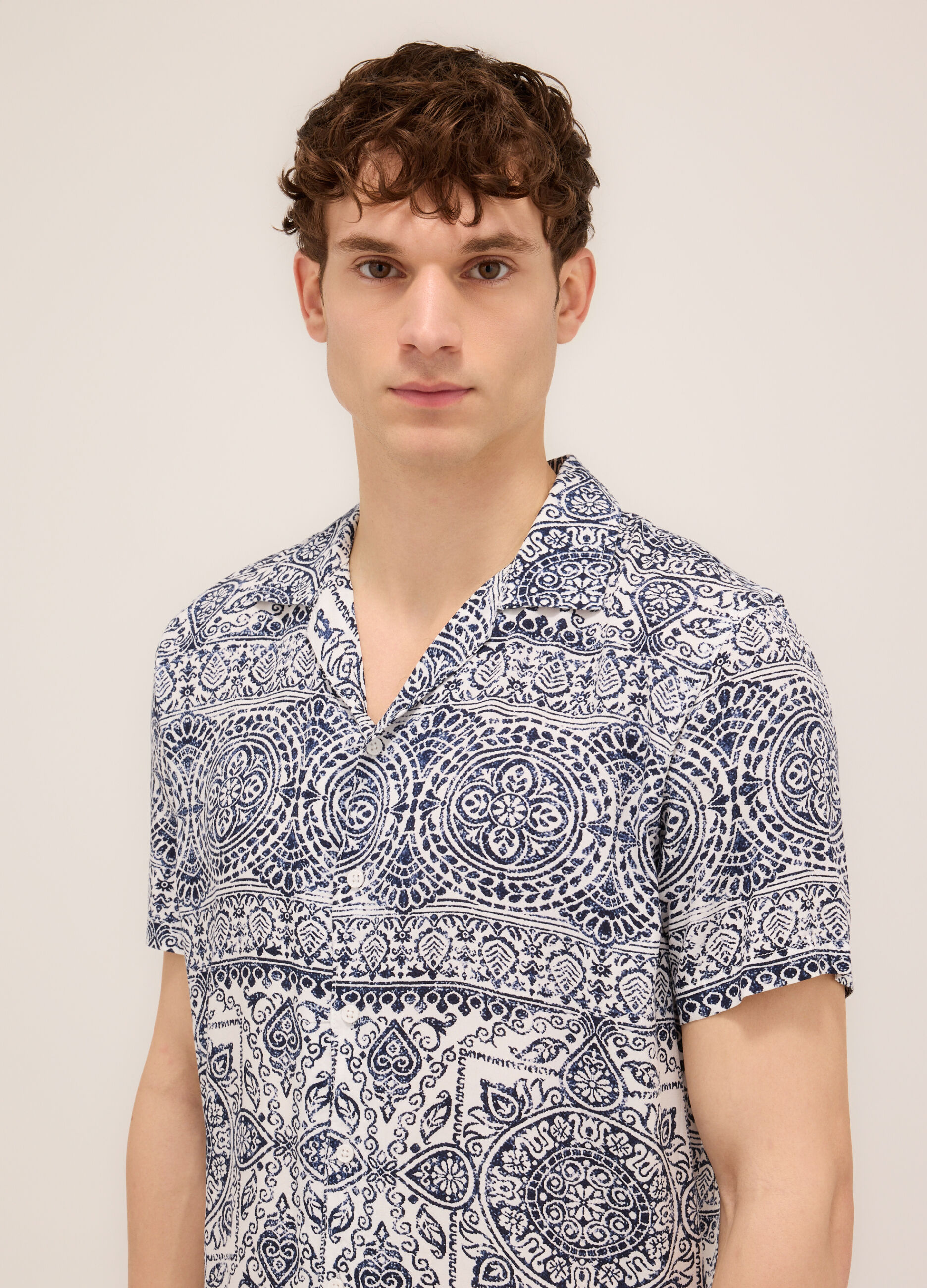 Camicia a maniche corte in viscosa con stampa uomo_2