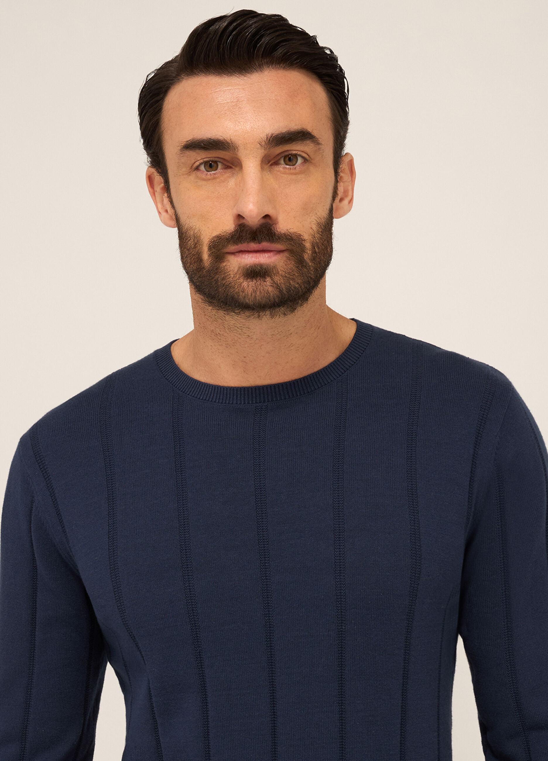 Maglione girocollo in cotone a costa larga uomo_2