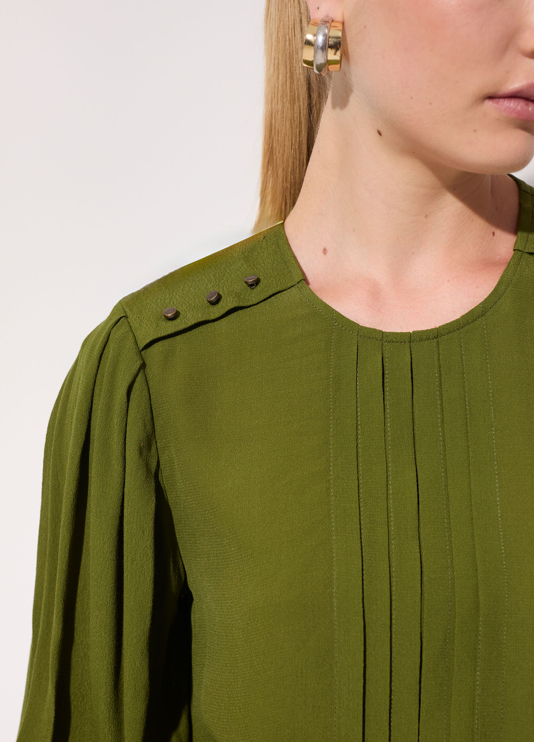Blusa a pieghe con maniche a sbuffo donna_3