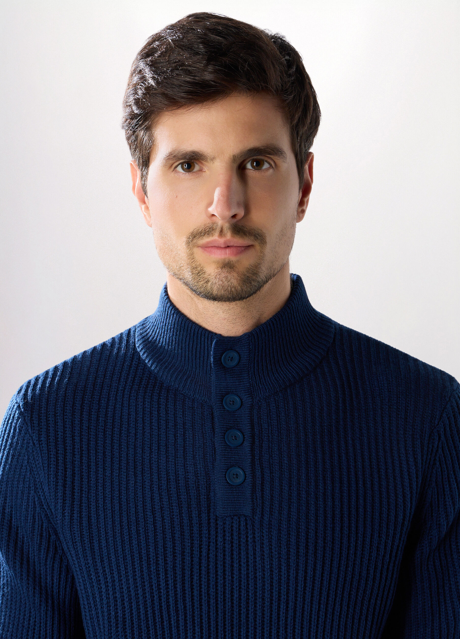 Maglione lupetto con bottoni uomo_2