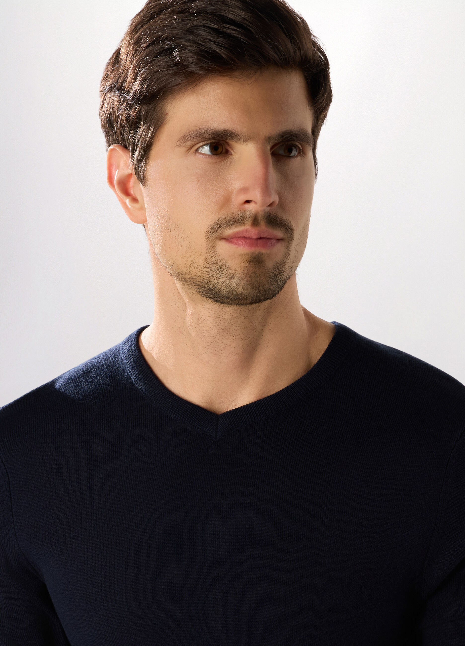 Maglione collo a V a maglia rasata uomo_2