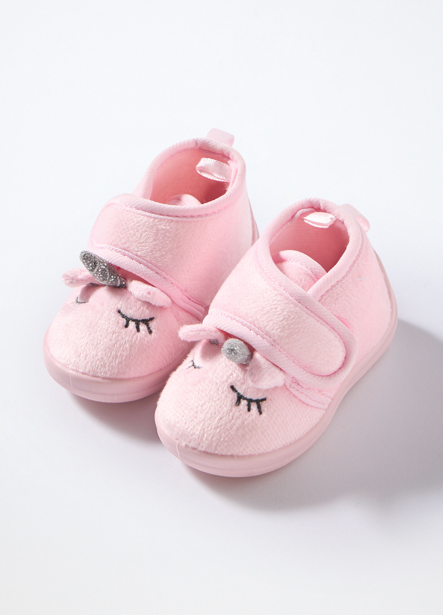 Scarpine con applicazioni e ricami neonata_0