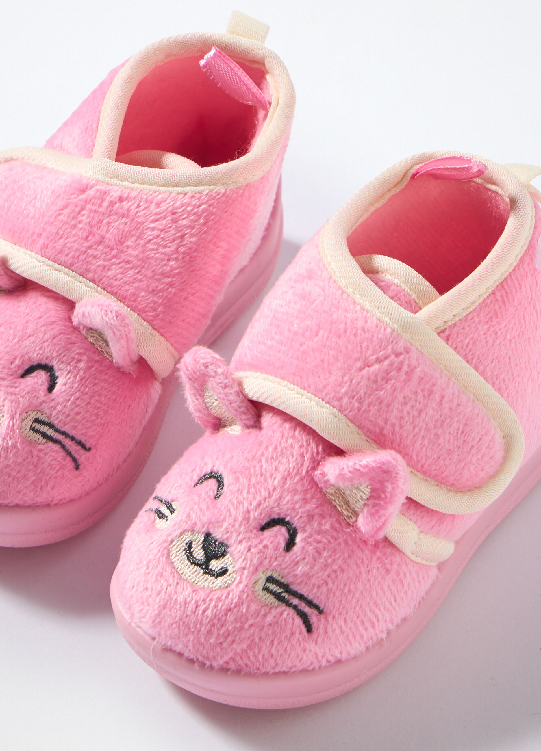 Scarpine con applicazioni e ricami neonata_1