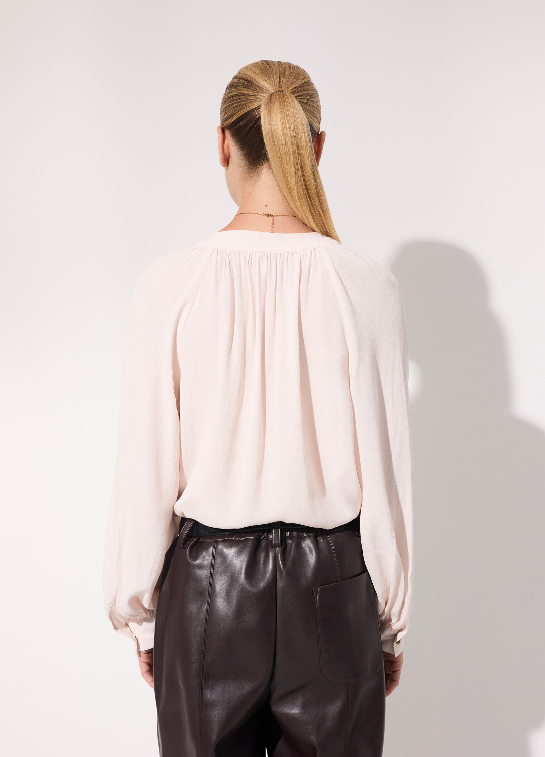 Blusa a pieghe in viscosa crêpe donna_2