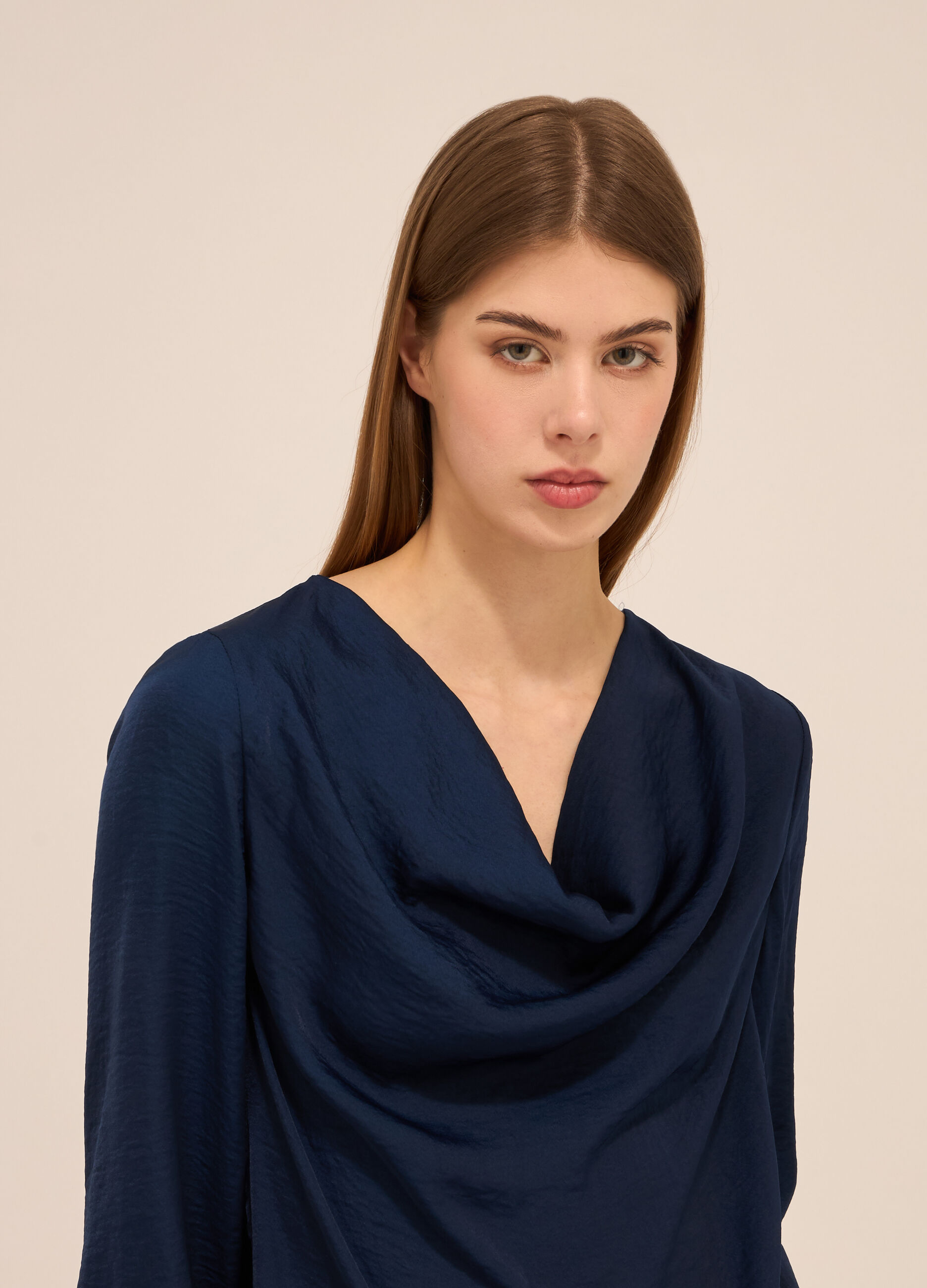 Blusa con collo drappeggiato donna_2