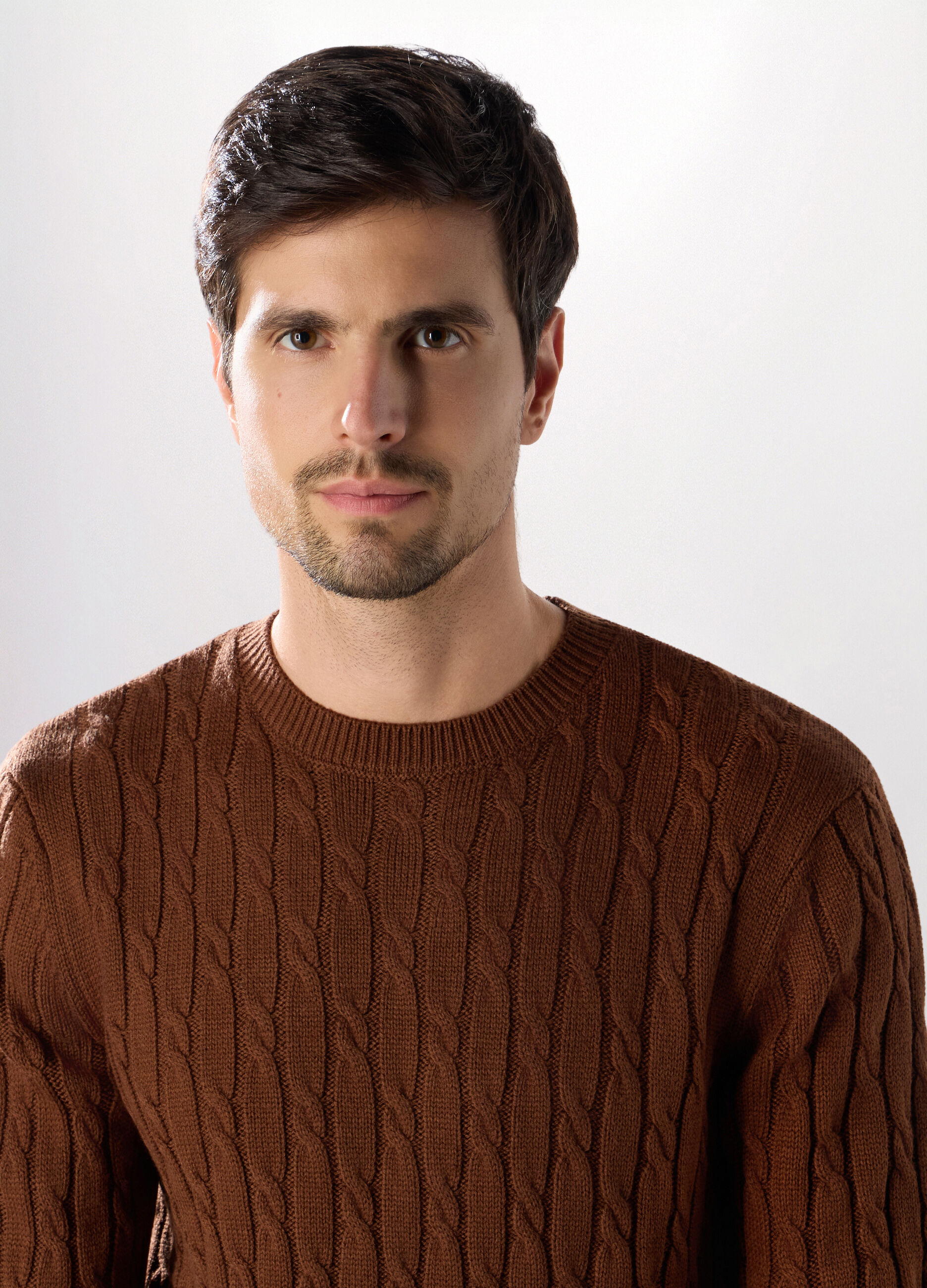 Maglione girocollo a trecce uomo_2