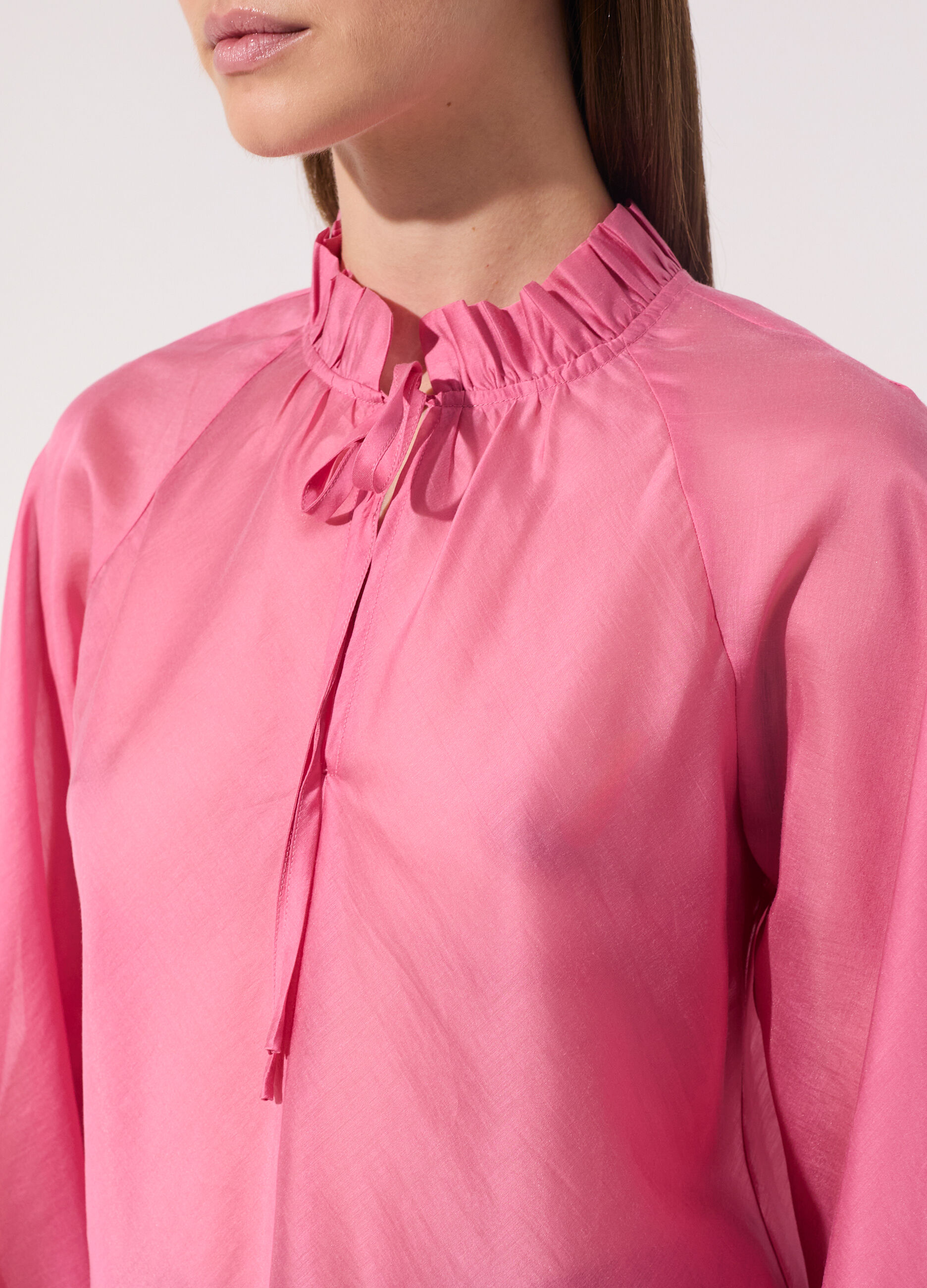 Blusa in raso con colletto ruffle donna_3