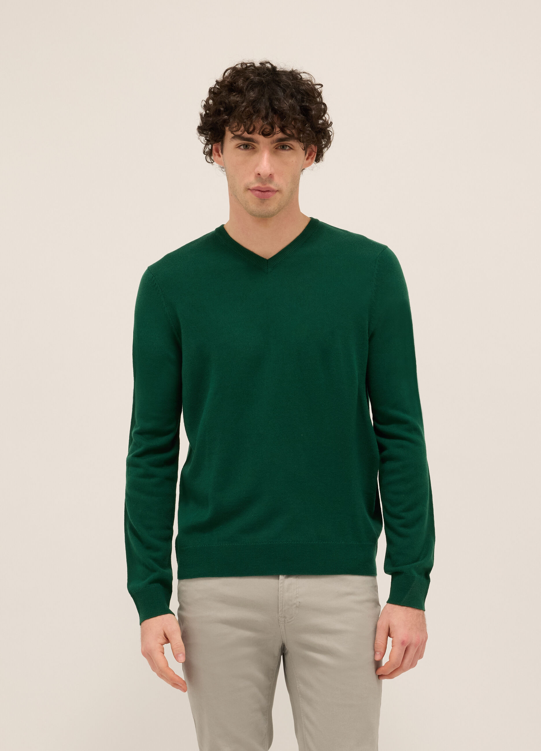 Maglione collo a V in maglia rasata uomo_0