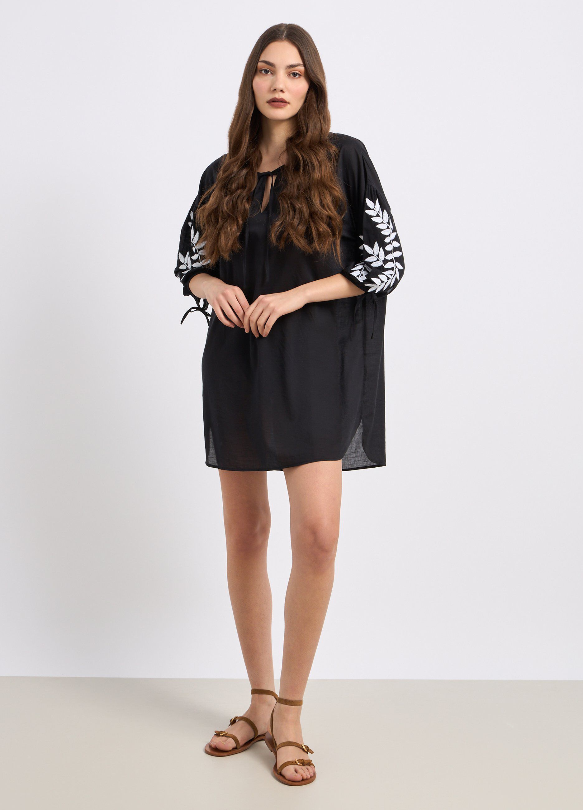 Copricostume corto in misto cotone con ricami donna_0